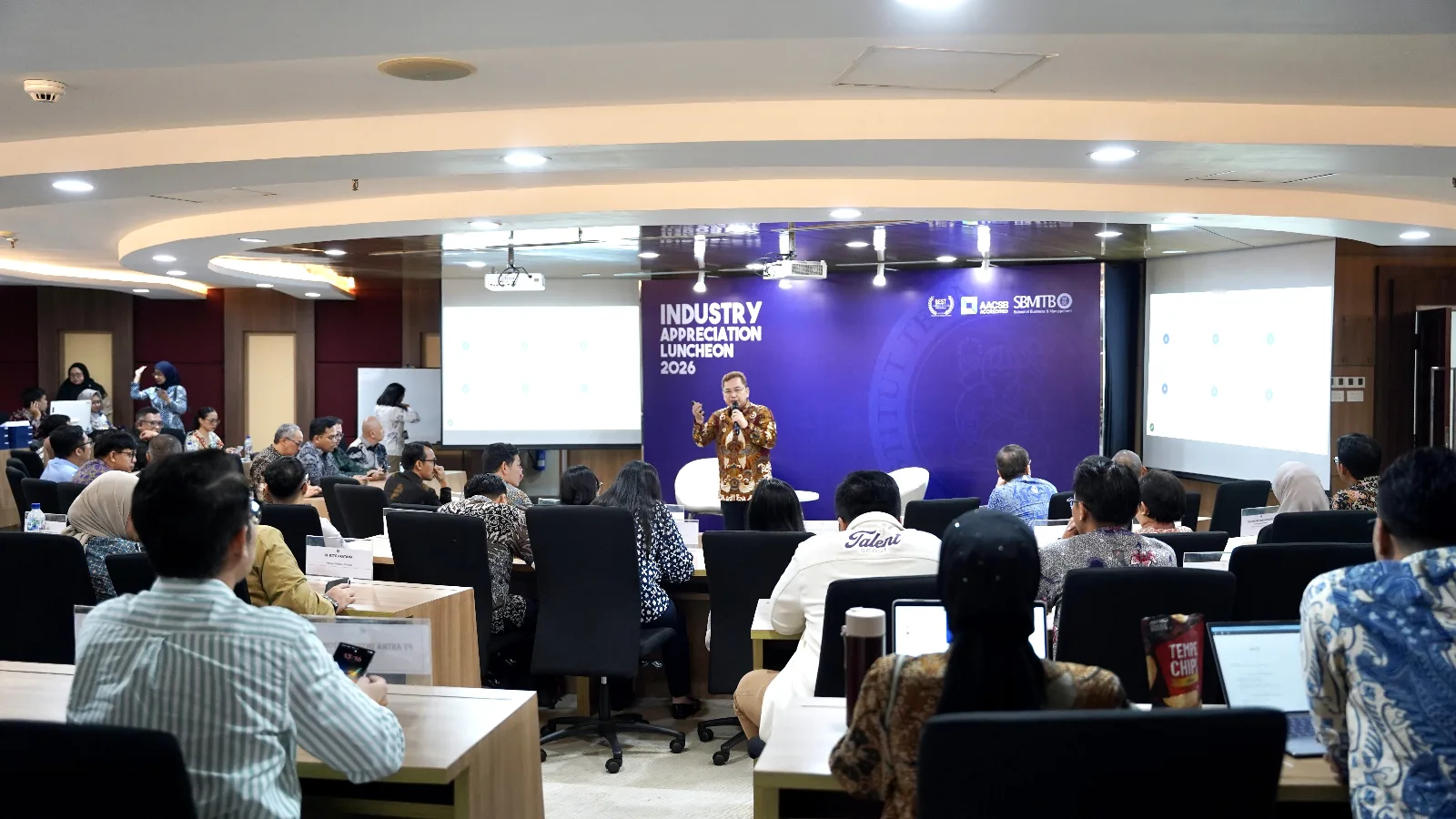Perkuat Sinergi Dunia Industri dan Akademisi, PTC Terima Apresiasi Top Class dari SBM ITB