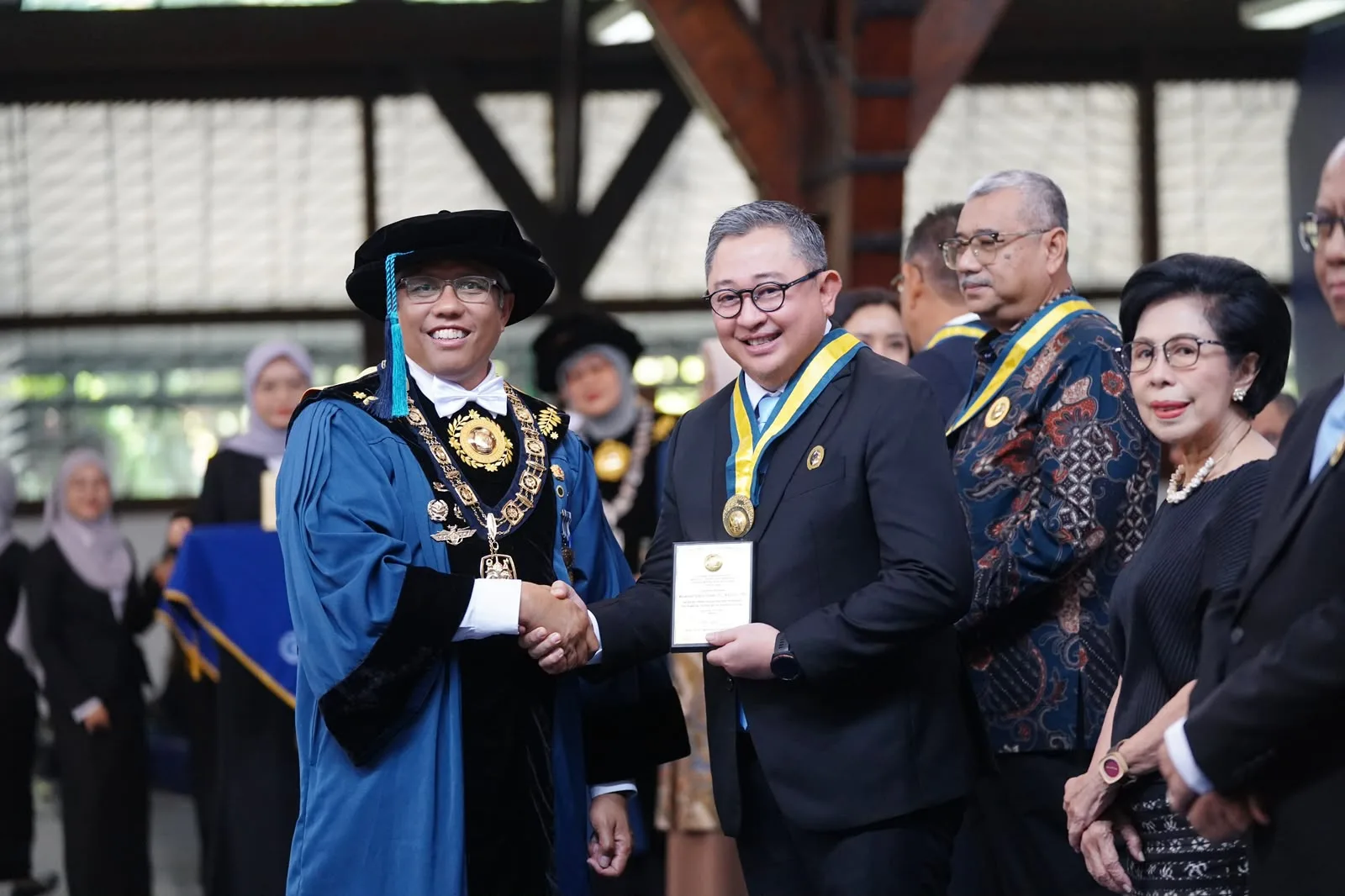 Perkuat Sinergi Pendidikan dan Industri Nasional, ITB Anugerahkan Ganesa Wirya Jasa Adiutama kepada Direktur Utama PTC